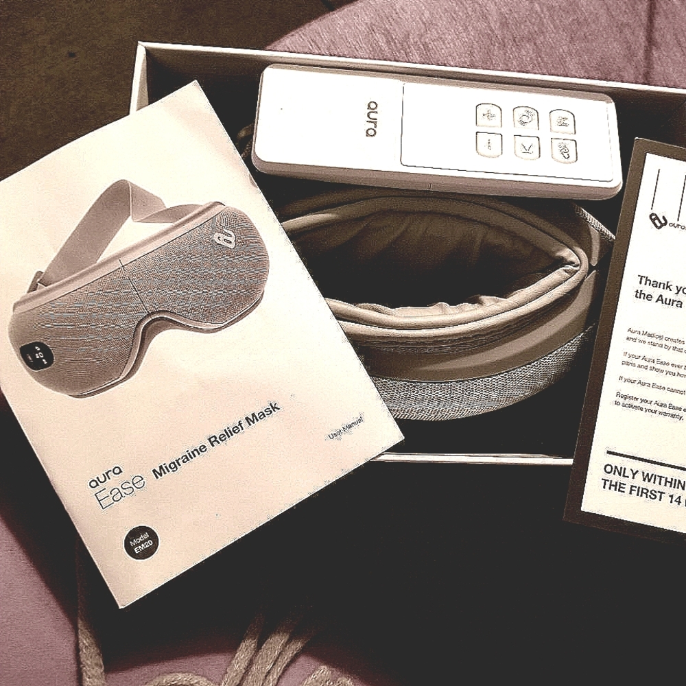 AURA MIGRAINE MASK Grey and white